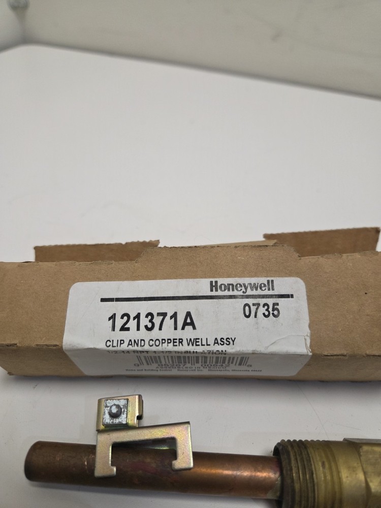 Honeywell 121371A Clip And Copper Well Assembly