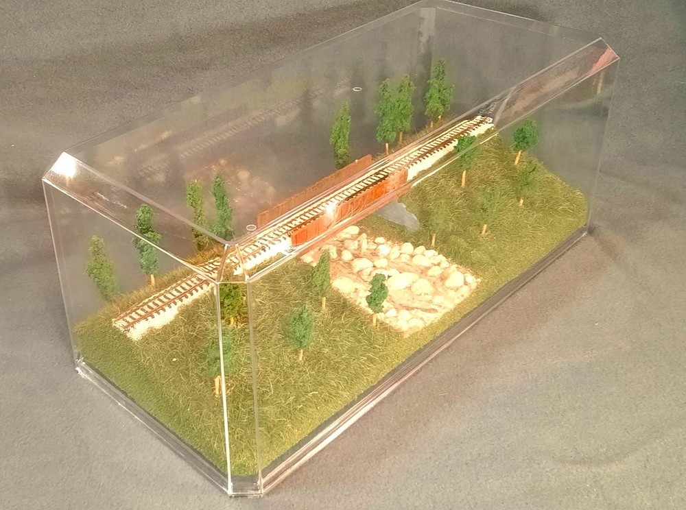 N SCALE- SINGLETRACK 16"- BRIDGE w/ STREAM "SUMMER SCENE" TRAIN DISPLAY CASE