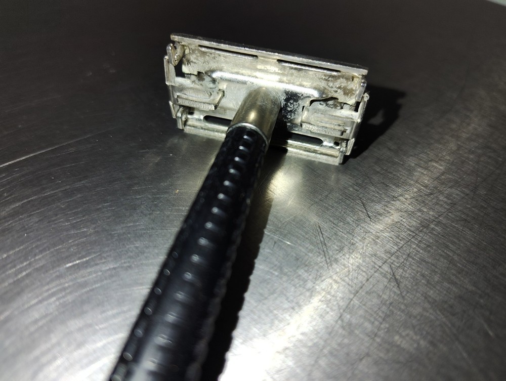 Vintage SCHICK Double Edge Razor Black Handle Twist Open Handle