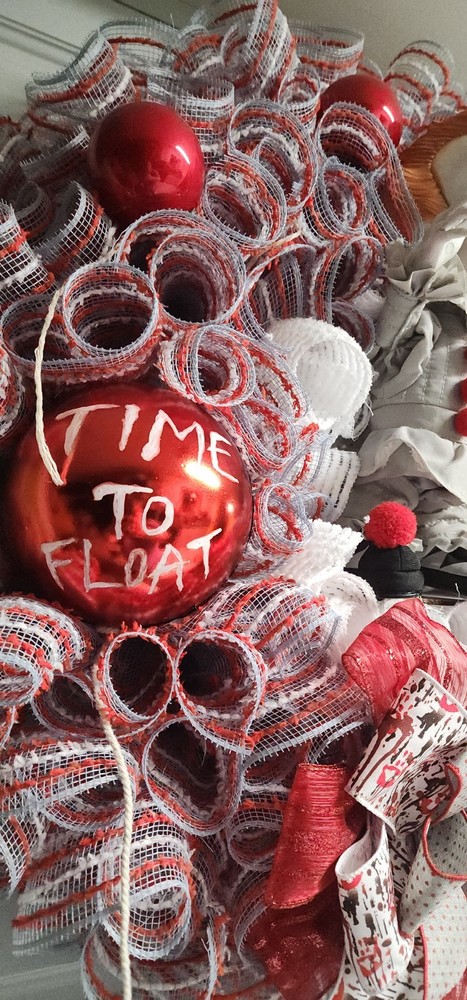 Animated "IT" - PENNYWISE Wreath 26"