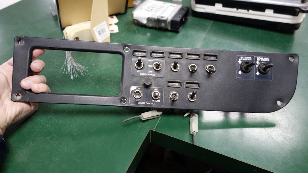Peterbilt 379 Dash Switch Panel 17-04241-2E00
