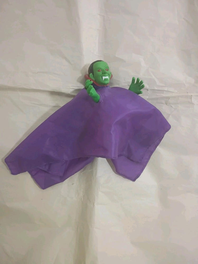 Spooky Spooks Hanging Vampire Shakes And Screeches