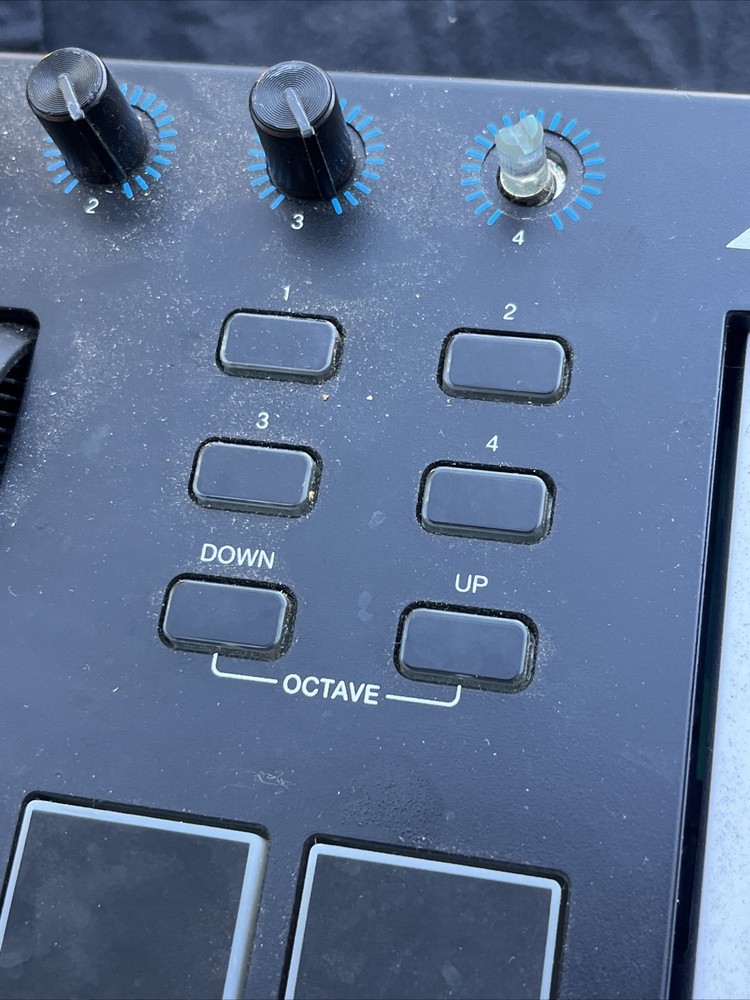 Alesis V61 - 61 Key USB MIDI Keyboard Controller with 8 Backlit Pads ( Untested