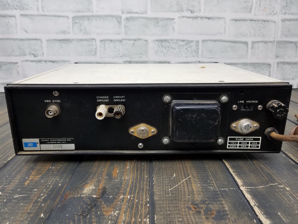 EXACT Electronics MODEL 124 MULTIGENERATOR **TURNS ON / UNTESTED**