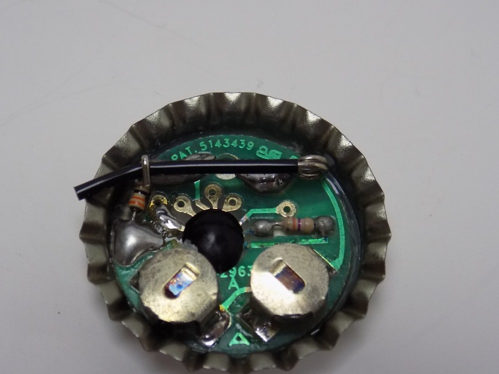 COORS LIGHT BOTTLE CAP AD PIN / BLINKING RED LIGHT