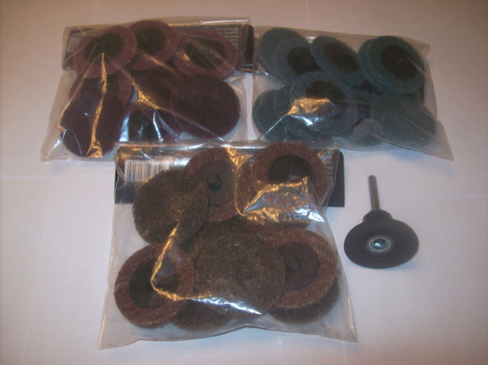 30 ASSORTED 2" ROLL LOCK TWIST ON SURFACE PREP SCUFF DISC W/MANDREL