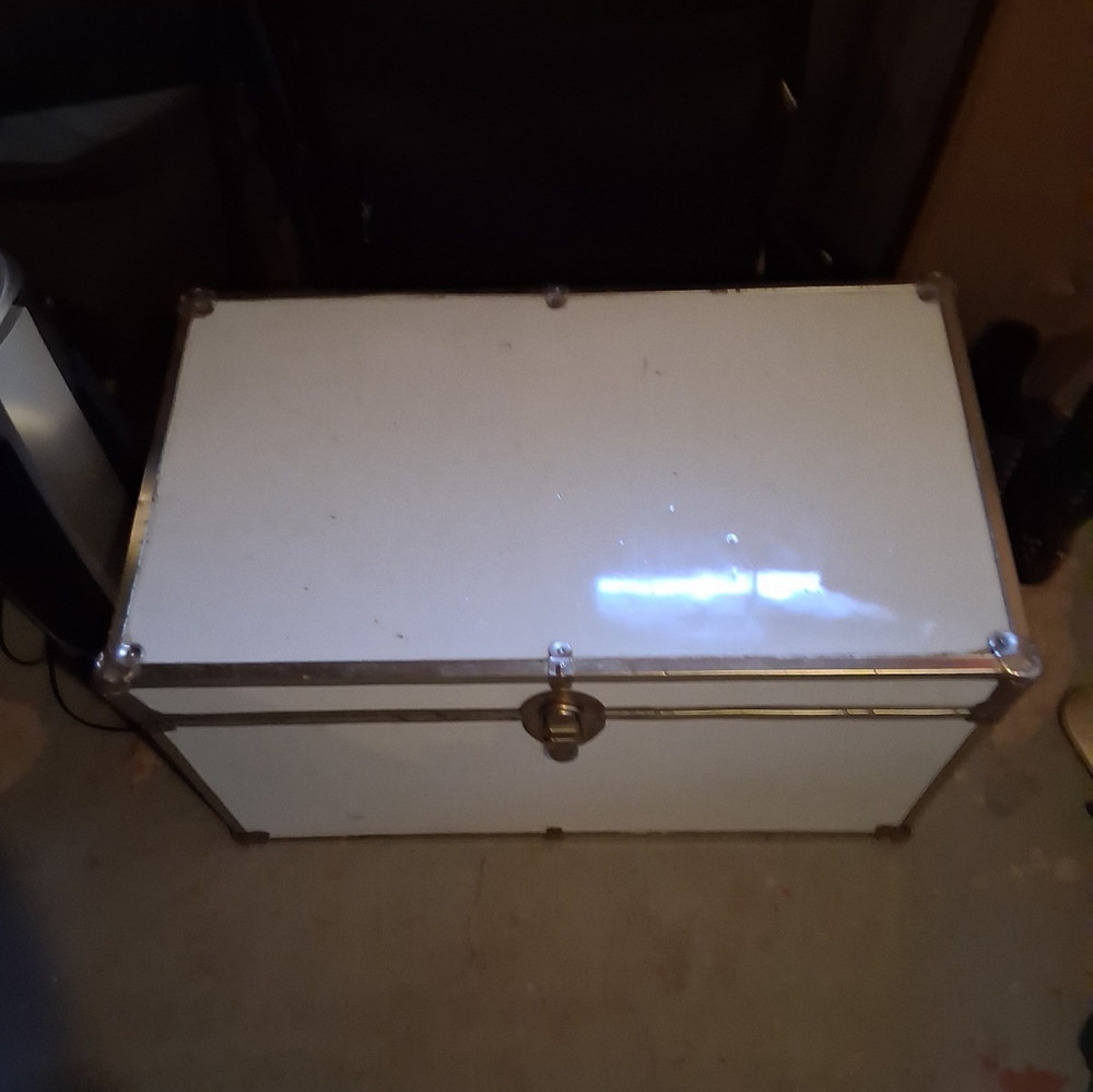White Metal Rectangular Trunk with Hinged Lid 30x20x19 in Solid Plain Used