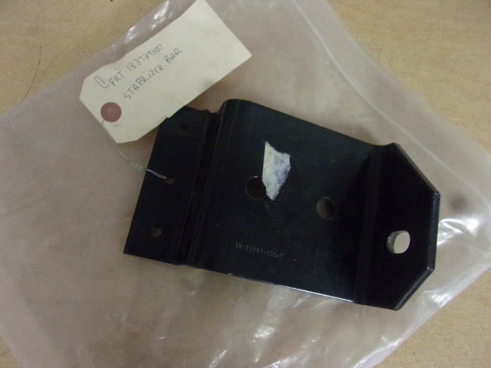 NEW Front Stabilizer Bar Bracket 182729100   *FREE SHIPPING*