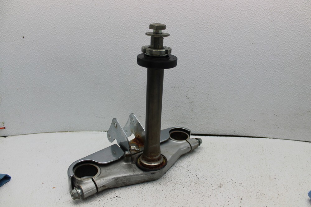 2004 SUZUKI GZ250 (#333) TRIPLE TREE STEERING STEM FORK CLAMP