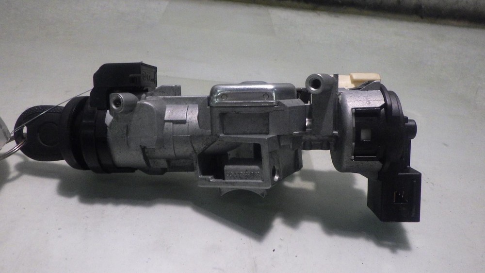 10 MAZDA 3 Ignition W/Key