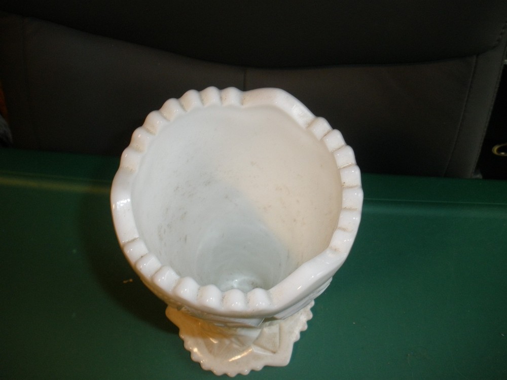 Vintage Milk Glass Fluted Edge Starburst Pattern 9" EUC