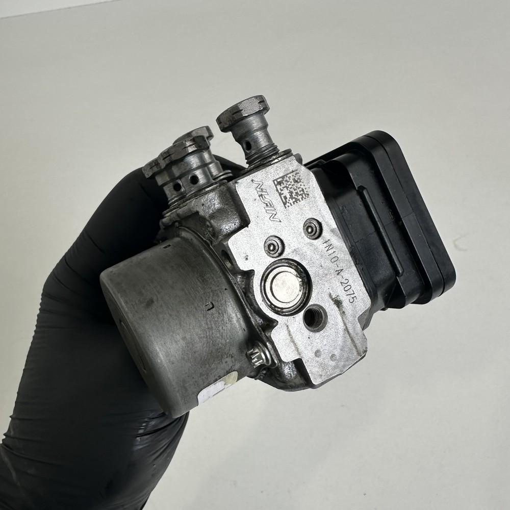 Triumph Trident 660 2022 ABS pump modulator controller block unit T2022849