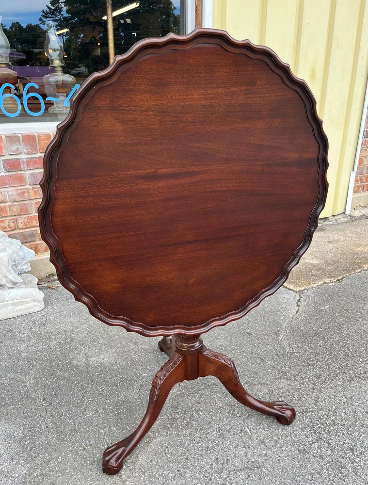 Craftique tilt-top pie crust table