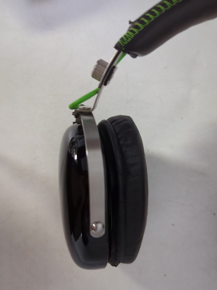 RAZER WIRELESS HEADPHONES - FULLY FUNCTIONAL