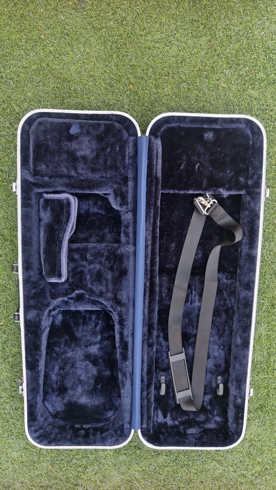 EASTMAN CA450 4/4 VIOLIN CASE WITH STORAGE FOR BOWSACCESSORY COMPARTMENT Excelle