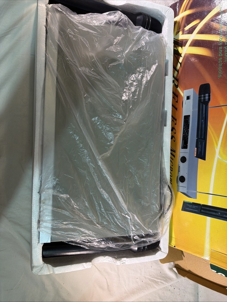 Topnotch Wireless Microphone System GL-2020. Two Microphones. Karaoke