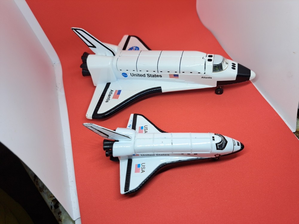 NASA Space Shuttle Atlantis Top opens Landing & Smaller Shuttle Pull-N-Go