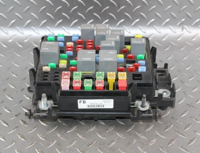 2003-2005 Chevy Silverado 1500 Engine Fuse Box Assembly OEM