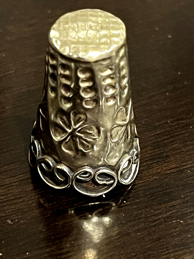 ANTIQUE STAMPED STERLING SILVER THIMBLE SEWING TOOL (15D)