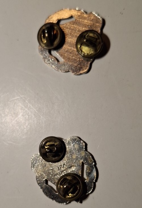 2 Authentic US Army 2nd Armor Hell On Wheels Chest Pins