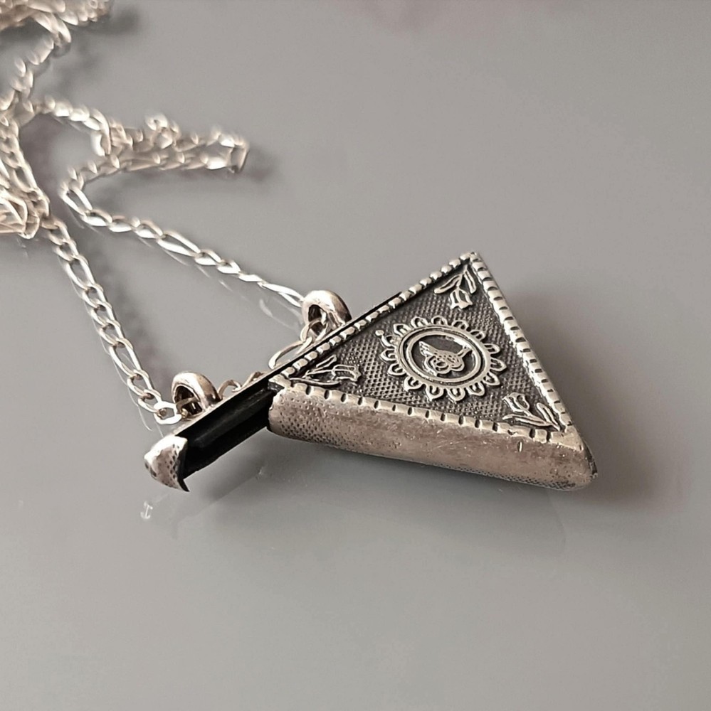 Vintage snuff box silver pendant