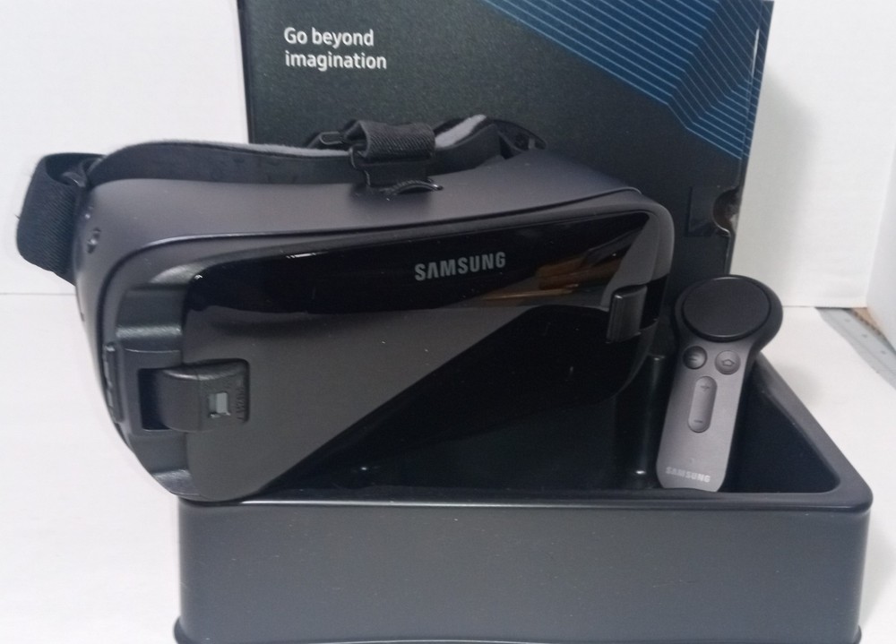 SAMSUNG GEAR VR SM-R324 WITH CONTROLLER