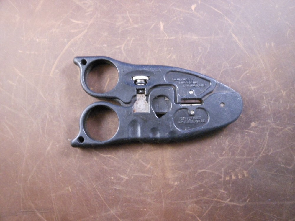 Black Box FT116 UTP / STP / Flat Cable Wire Cutter & Stripper Tool