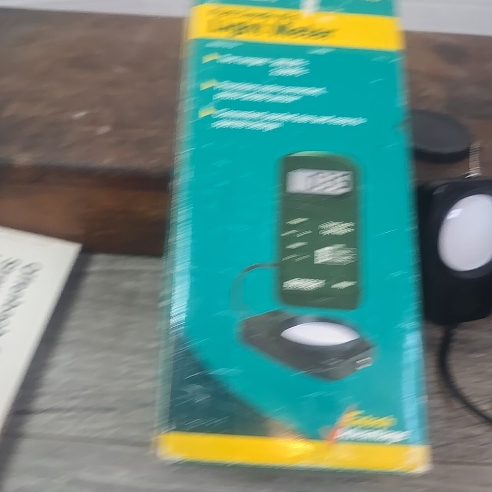 EXTECH 401027 FOOT CANDLE DIGITAL LIGHT METER - TWO RANGE 200FC/2000FC