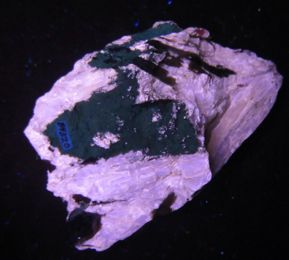 Fluorescent : AGRELLITE - Kipawa River Complex , Temiscamingue , Quebec