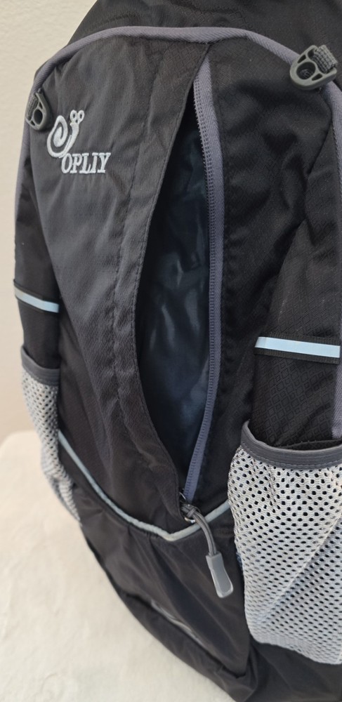OPLIY Hydration Backpack with A 2L Water bladder.
