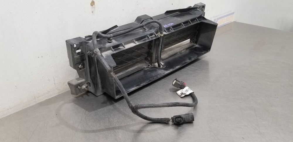 22 CHEVY SILVERADO 2500 LOWER AIR SHUTTER 6.6L DIESEL