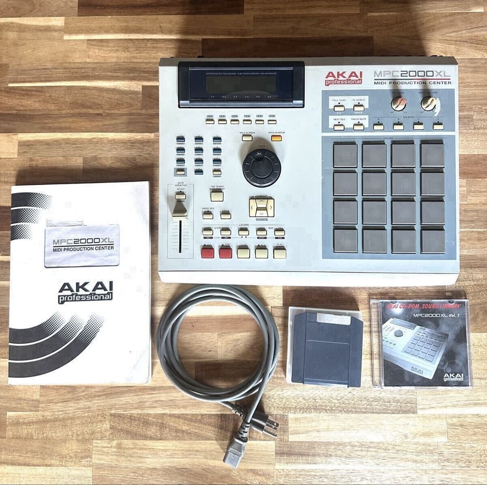 AKAI MPC2000XL Drum Machine Sampler Sampling Sequencer Working Confirmed