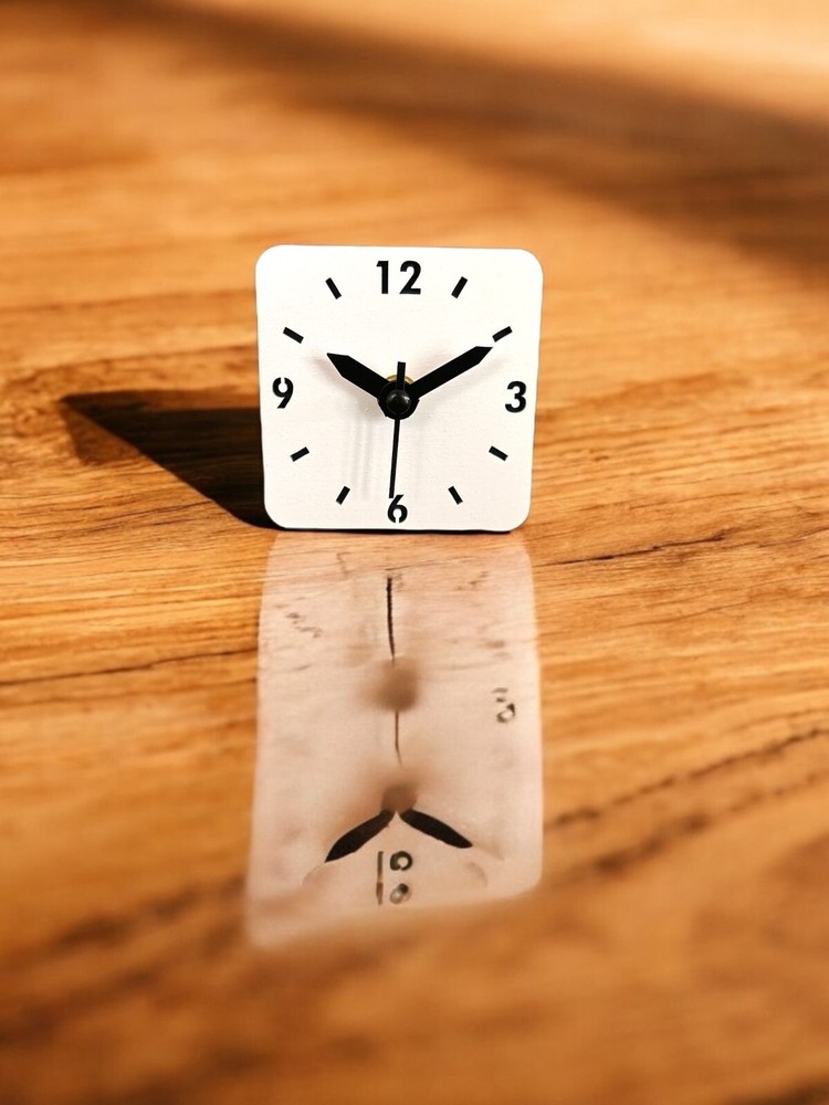 Fridge magnet clock - Robust design - Strong magnets