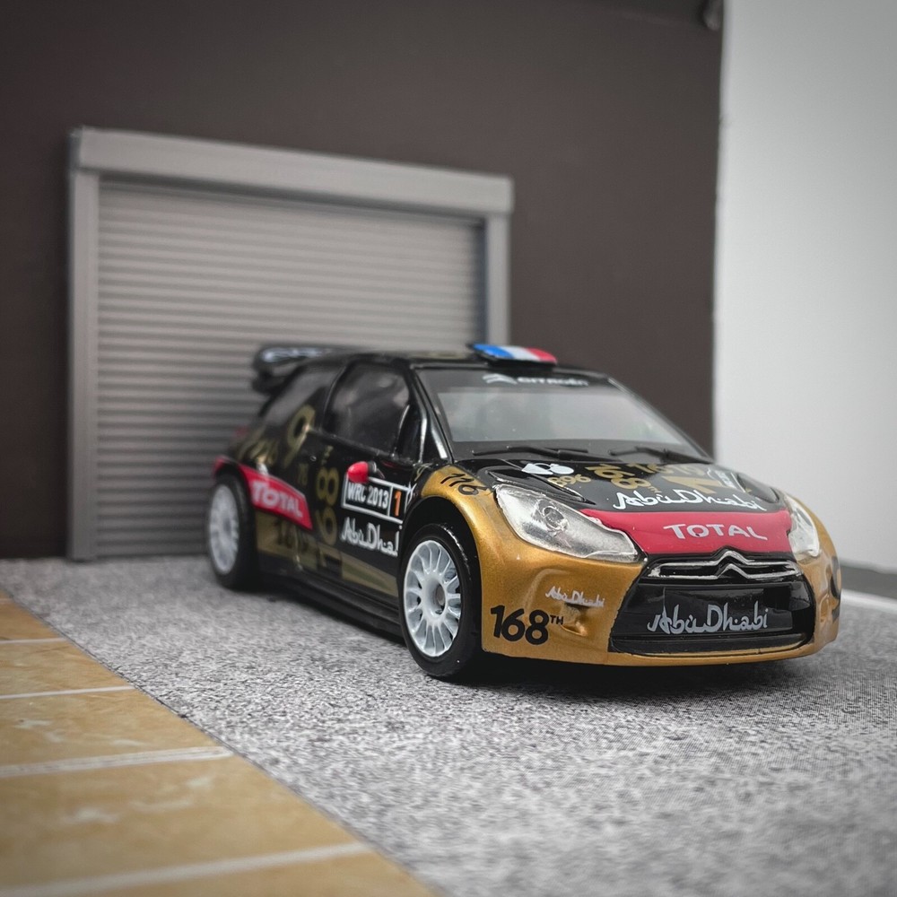 1:43 Scale Model Diorama Garage Workshop Door Gate