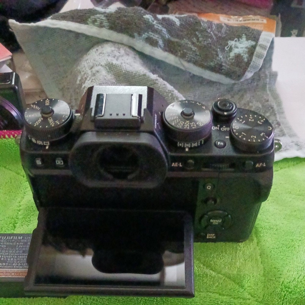 FUJIFILM X-T2 Mirrorless Camera BattCharger Set