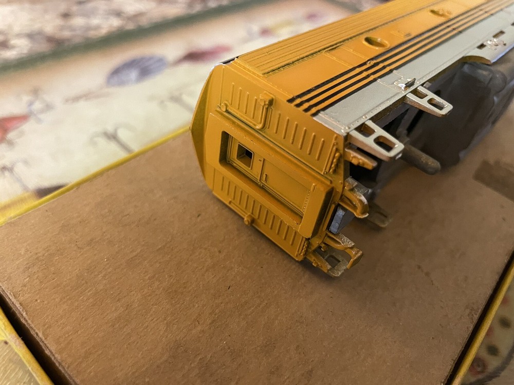 Ho Diesel Train Engine Powered B Unit / Old Stock