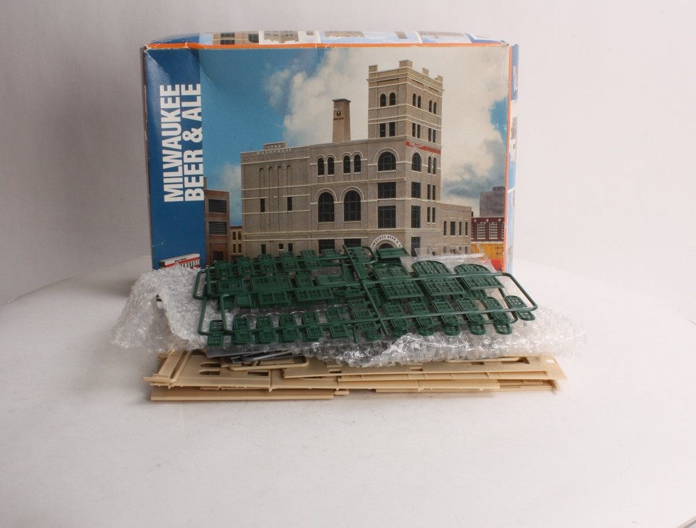 Walthers 933-3024 HO Milwaukee Beer & Ale Structure Building Kit