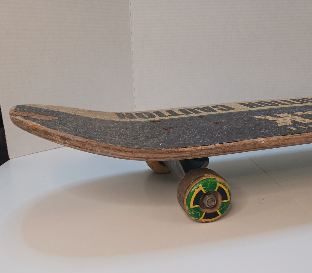 Vintage 2002 Marvel The Incredible Hulk Caution Skateboard Complete
