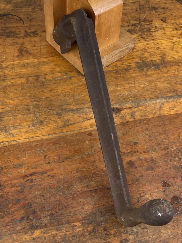 Antique Iron Handle ~ Crank, Turn, Spin ~ Hit or Miss Engine, Farm Implement?
