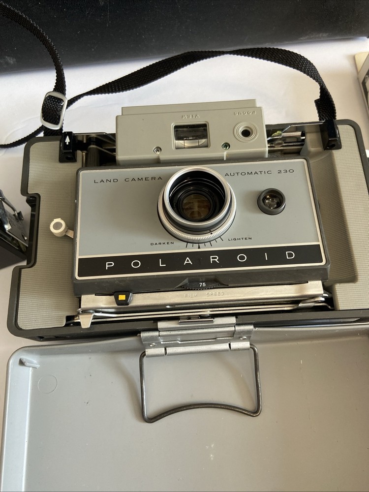 Vintage Polaroid Automatic 250 Land Camera w/ Case, Strap,Flash Not Tested