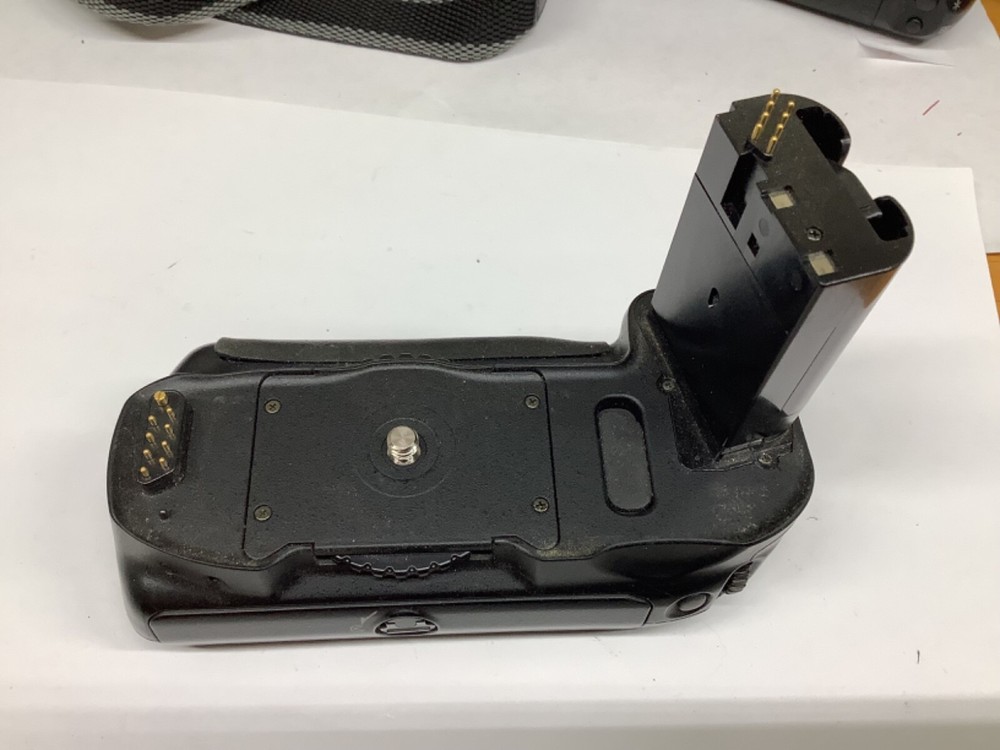 Nikon MB-D100 Multi-Function Battery Pack for Nikon D100 Cameras