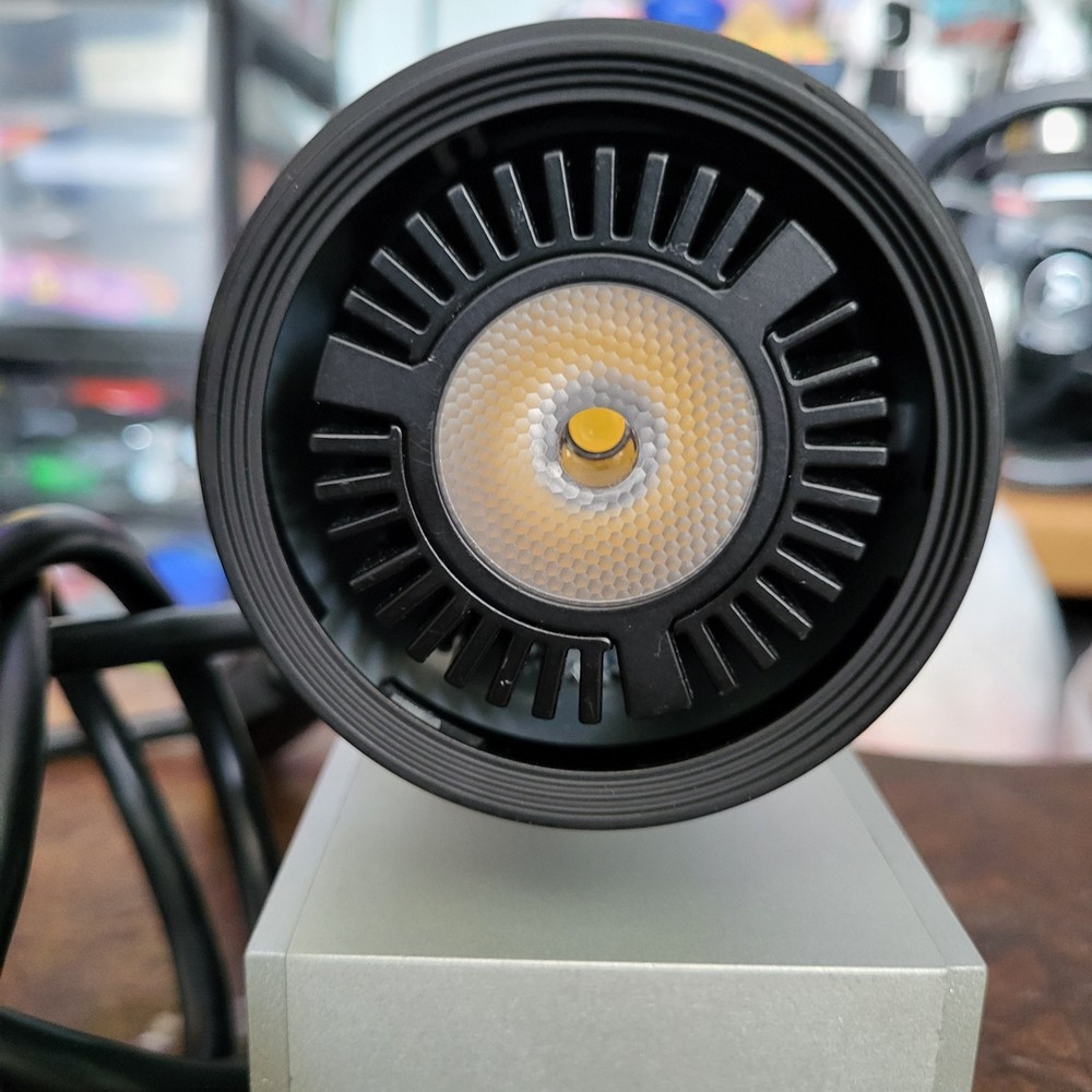 Stand-free Spotlight