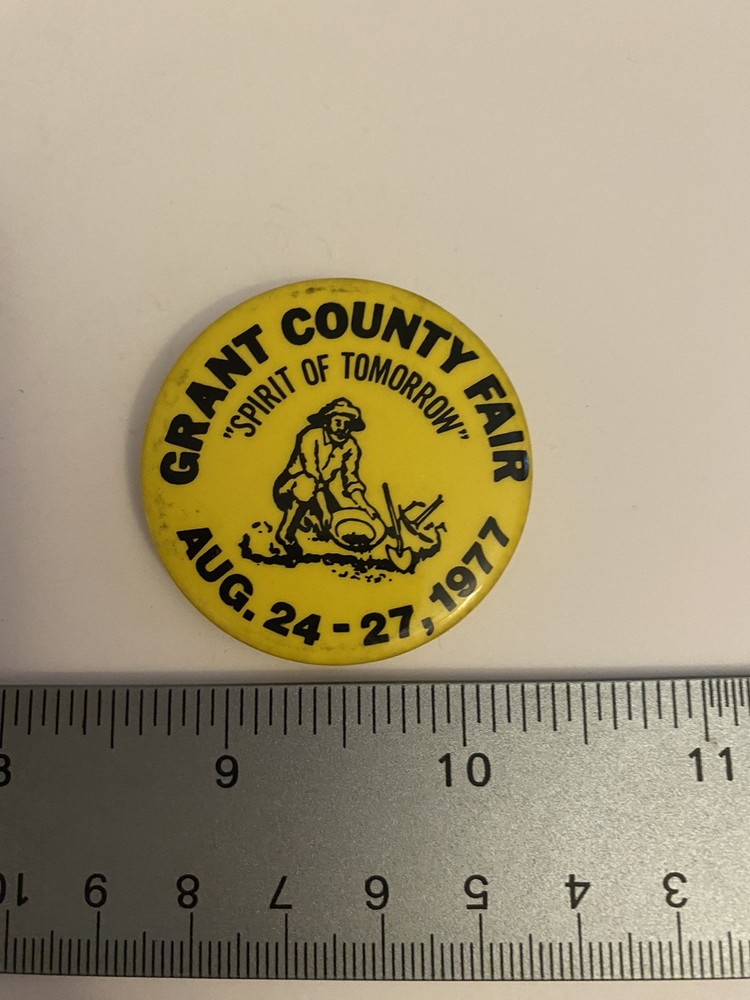 August 1977 Grant County Fair Oregon Pin Back Button P98