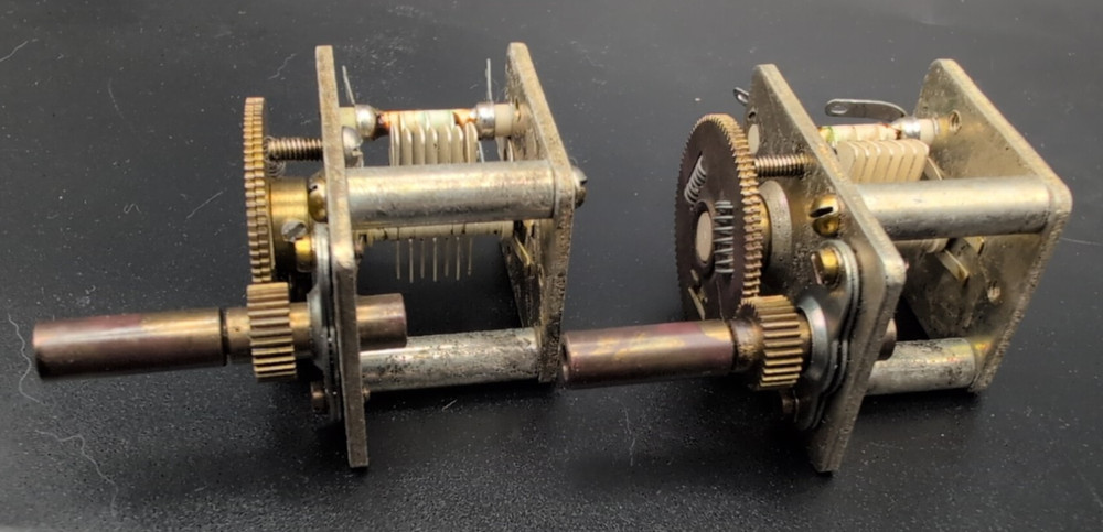VARIABLE CAPACITOR (Capacitance unknown) (Qty 2)
