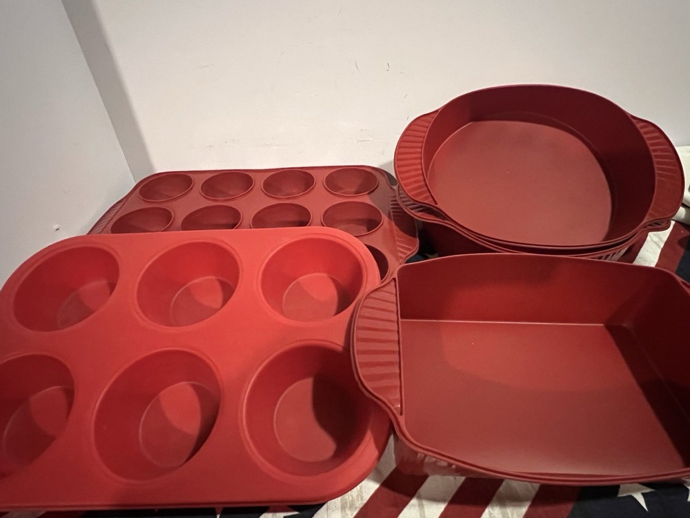 5 Piece Silicone Bakeware Set 2muffin ,2 Round Cake, 1 Rectangle Bread Pan.