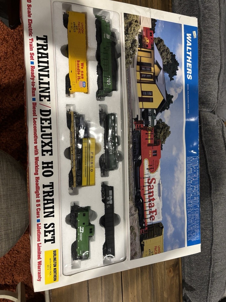 Walthers Trainline Deluxe HO Train Set