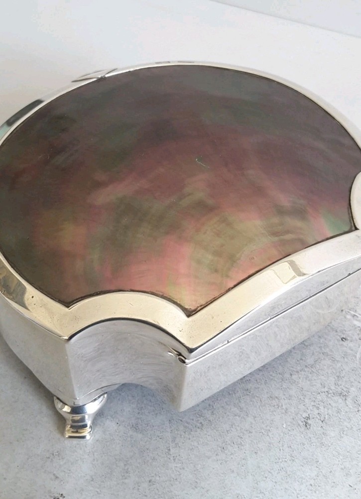 ATTRACTIVE , ANTIQUE SOLID SILVER / SHELL JEWEL BOX . L. 13 cms. LON. 1907