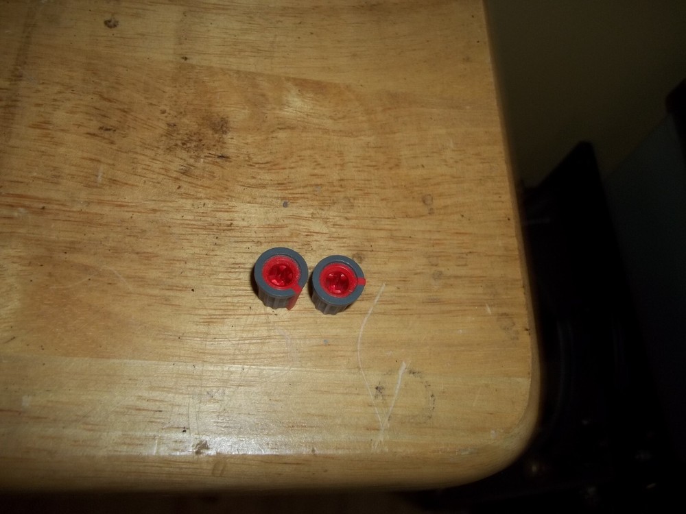 Soundtracs 32-4-2- Studio Mixer Red Top Knobs (2)