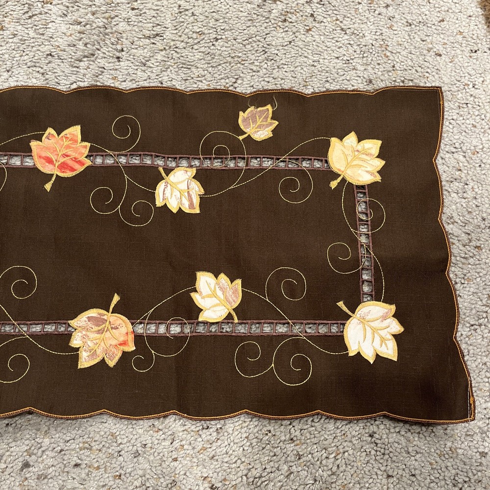 Thanksgiving table runner / 100% polyester / 68 inches long / Leaves￼