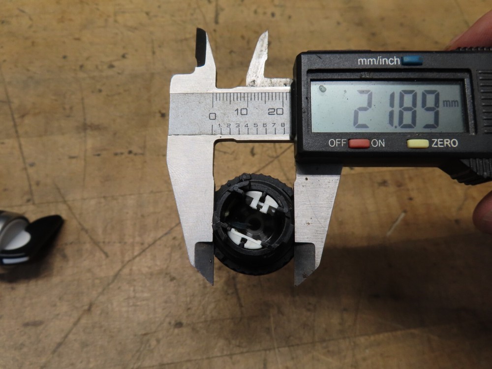 BACO (L21KQ03?) (L21ML30?) 3 position selector switch (@D33)